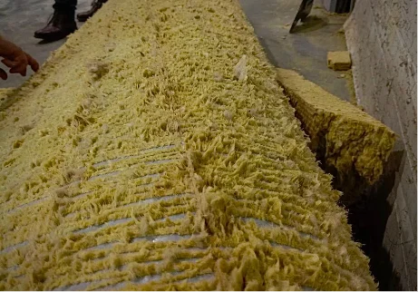 Сэндвич-панель с нанесённым клеем