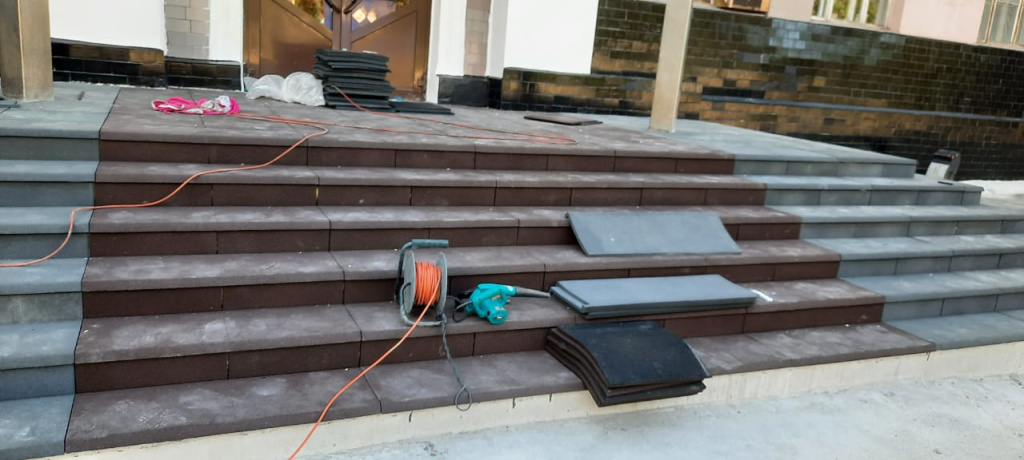 резиновая крошка на крыльце